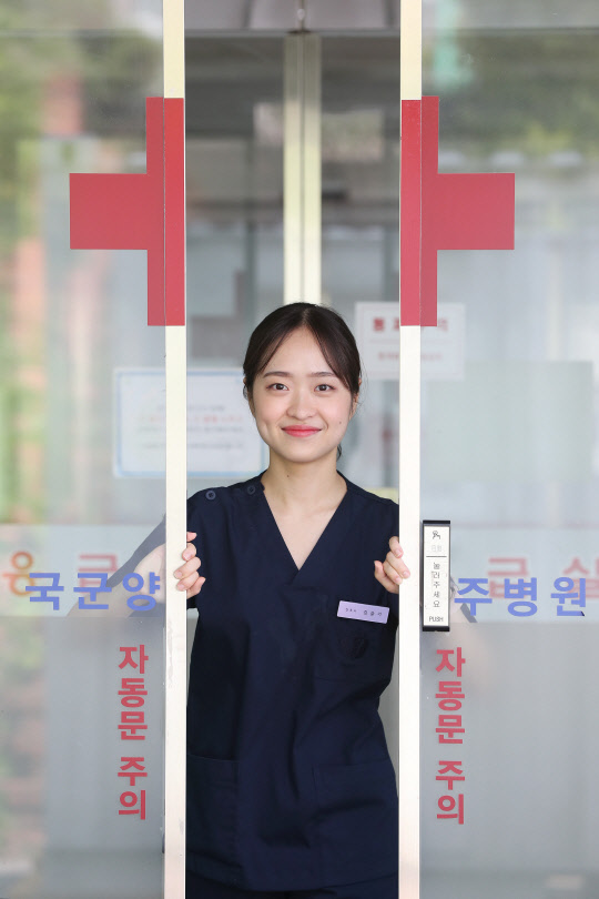 코로나19 초기 의무지원을 위해 임관식과 동시에 대구로 파견됐던 국군양주병원 응급간호장교 김슬기 중위가 응급실을 나서며 환하게 웃고 있는 모습. <사진제공=국방일보>